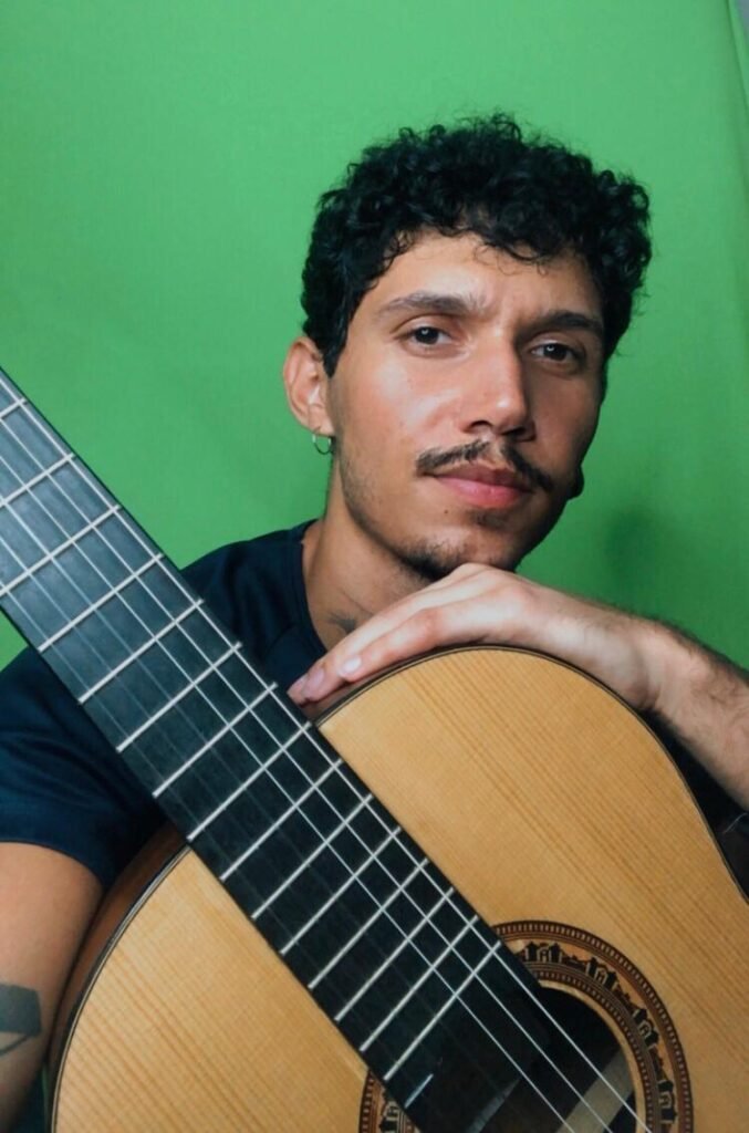 Da Superação à Conquista: A Jornada de Lucas Rodrigues Rumo à Itália Através da Música